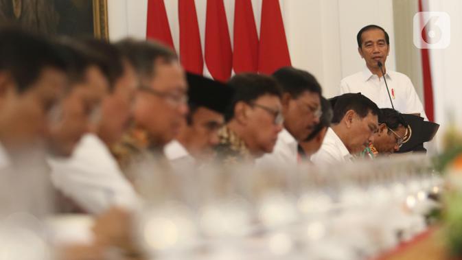 Presiden Joko Widodo saat memimpin rapat kabinet paripurna di Istana Merdeka, Jakarta, Kamis (24/10/2019). Dalam rapat kabinet paripurna perdana tersebut  mendengarkan arahan Presiden dan membahas anggaran pendapatan dan  belanja negara tahun 2020. (Liputan6.com/Angga Yuniar)