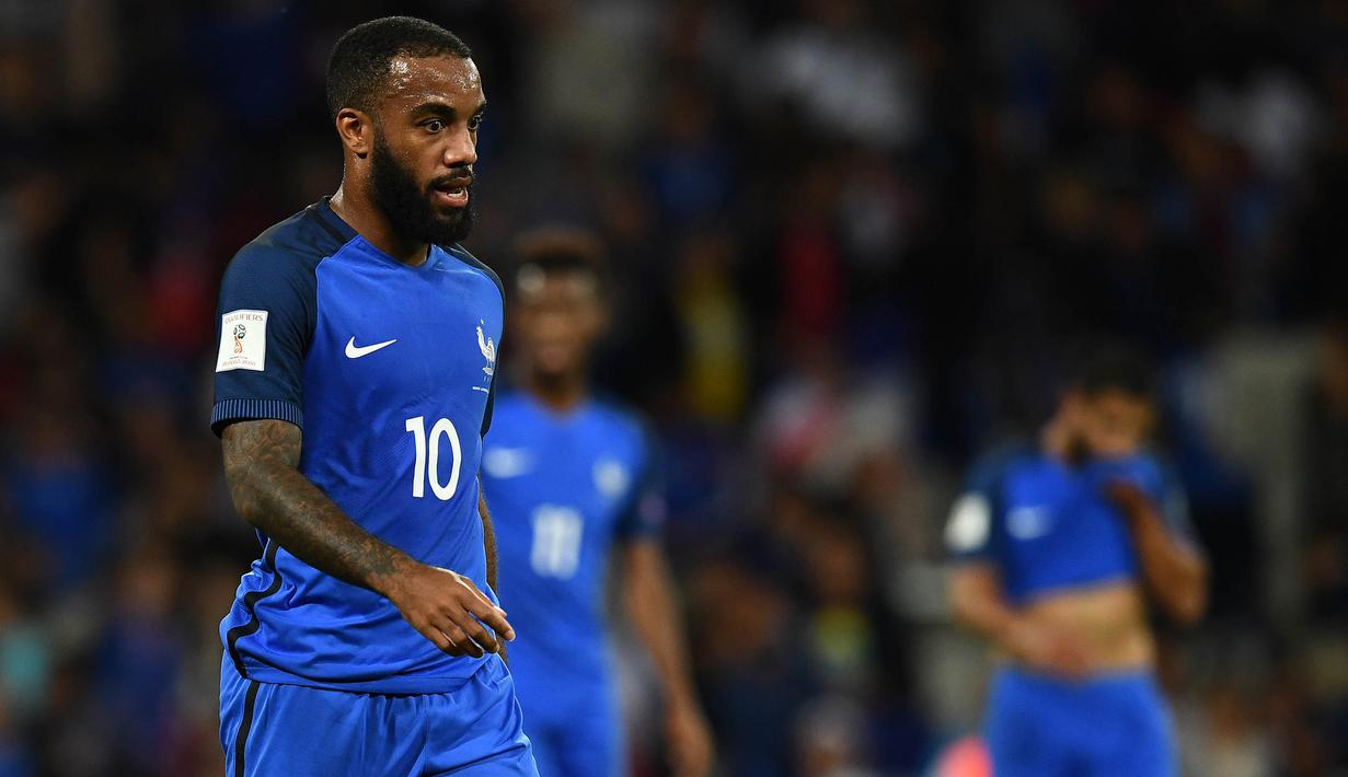 Striker Prancis, Alexandre Lacazette, tampak kecewa usai ditahan imbang Luksemburg pada laga Kualifikasi Piala Dunia 2018 di Stadion Municipal, Toulouse, Minggu (3/9/2017). Kedua negara bermain imbang 0-0. (AFP/Franck Fife)