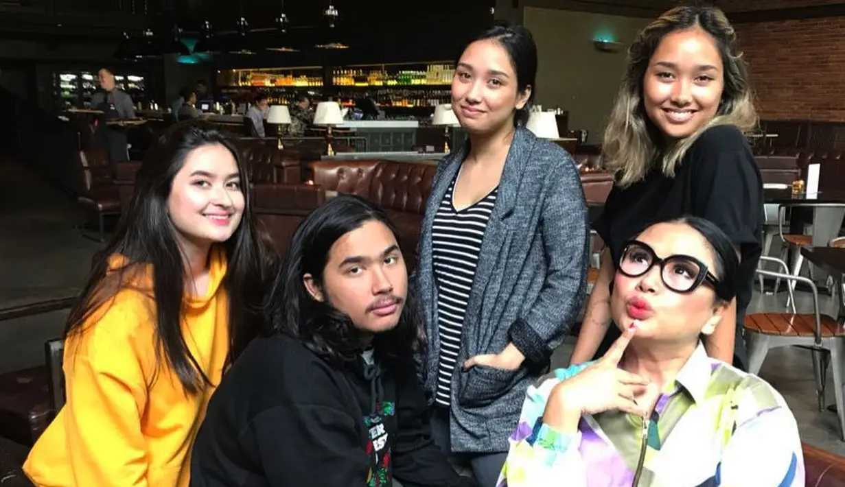 Titi DJ juga telah menjadi single parent sejak lama dan kini anak-anaknya sudah tumbuh dewasa dan berparas cantik dan tampan. Melihat foto ini, Titi dan anak-anaknya seperti geng yang sedang berkumpul. (Instagram/stephanieputri)