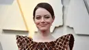 Aktris Emma Stone berpose saat tiba menghadiri perhelatan Piala Oscar 2019 di Teater Dolby di Los Angeles, AS (24/2). Emma Stone tampil cantik mengenakan gaun emas seperti sarang lebah Louis Vuitton. (AFP Photo/Jordan Strauss)