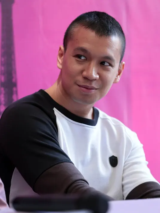 Sebuah tantangan tersendiri bagi Samuel Rizal sebagai pemeran utamanya. Ingatannya harus kembali pada belasan tahun silam saat memerankan sosok Adit. Melihat lagi film terdahulu menjadi hal yang dilakukannya. (Deki Prayoga/Bintang.com)