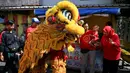 Dalam tradisi Tiongkok, penampilan barongsai melambangkan kekuatan, kebijaksanaan, dan keunggulan. (JUNI KRISWANTO/AFP)