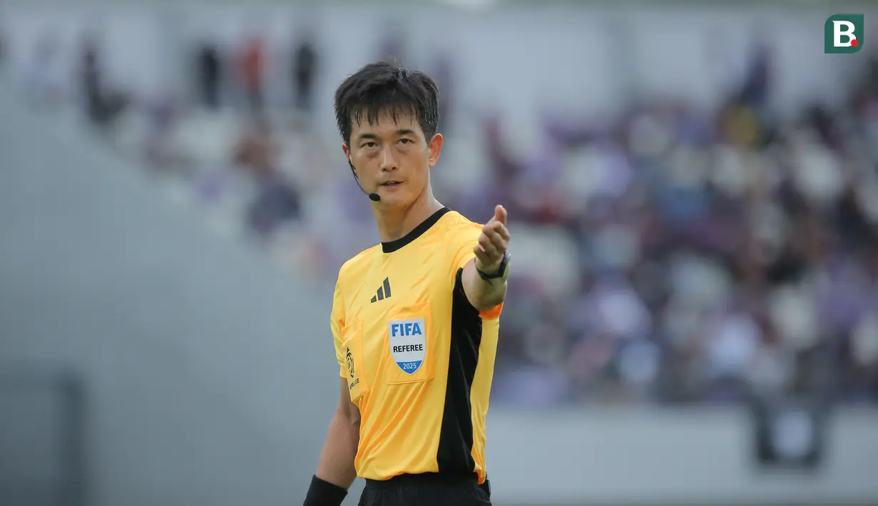 Wasit Ko Hyung-jin saat memimpin laga lanjutan BRI Super League 2025/2026 antara Persita melawan Borneo di Indonesia Arena, Tangerang, Banten, Jumat (09/01/2026). (Bola.com/Bagaskara Lazuardi)