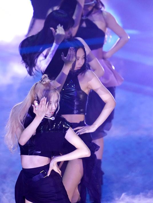 Blackpink tampil membawakan Pink Venom di MTV VMA 2022. (Charles Sykes/Invision/AP)