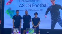 Tiga brand ambassador ASICS Football di Indonesia, Rizky Ridho, Nova Arianto, dan Ryo Matsumura, dalam peluncuran produk baru di Jakarta, Kamis (15/1/2026). (Bola.com/Benediktus Gerendo Pradigdo)