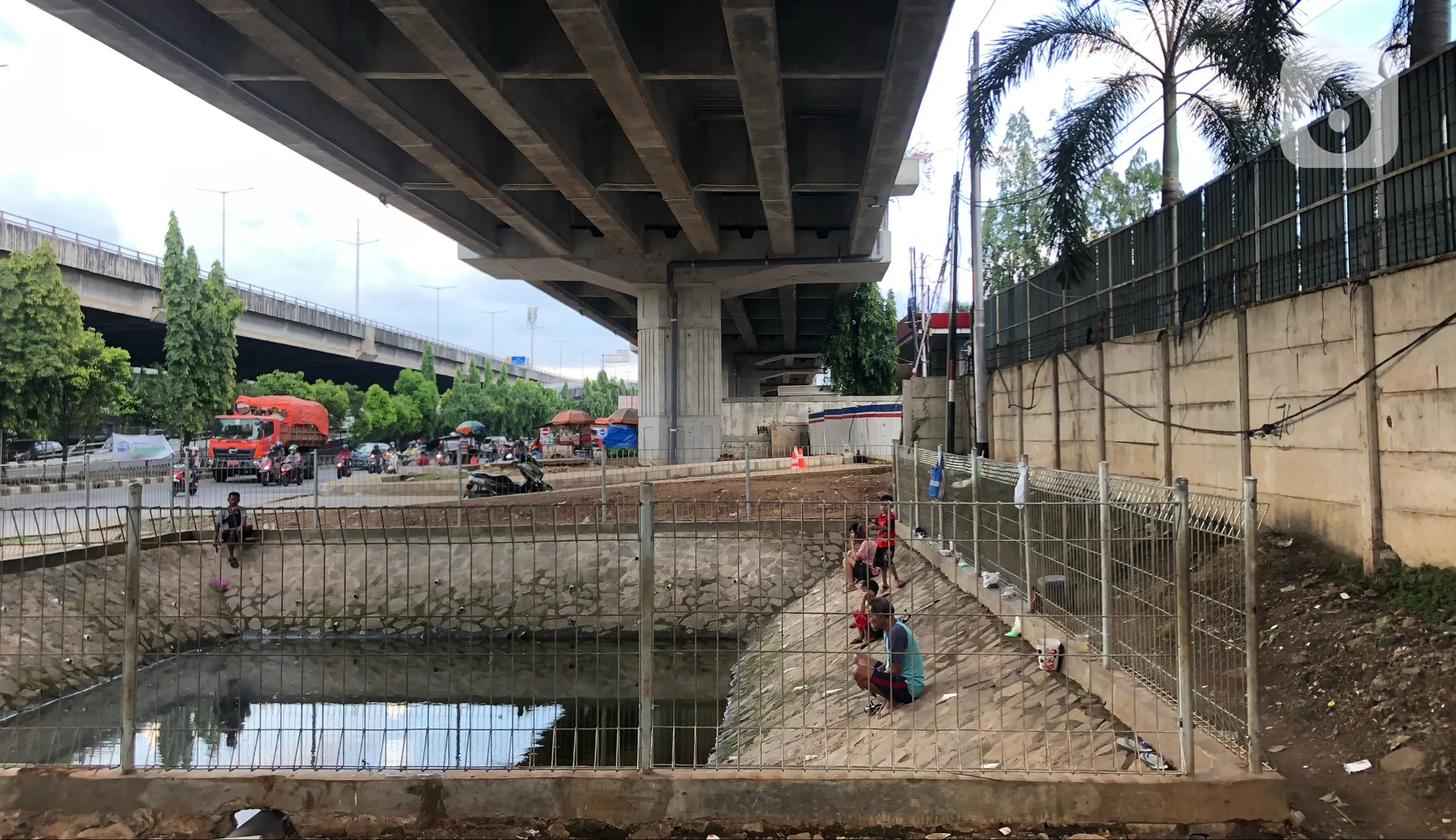 FOTO: Kubangan di Jalan DI Panjaitan Jadi Tempat Pemancingan Dadakan