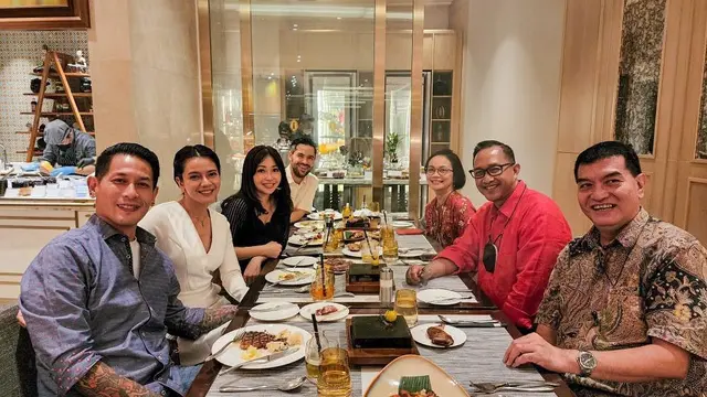 7 Potret Mesra Chef Juna dan Kekasih yang Baru Rayakan Anniversary Ke 3