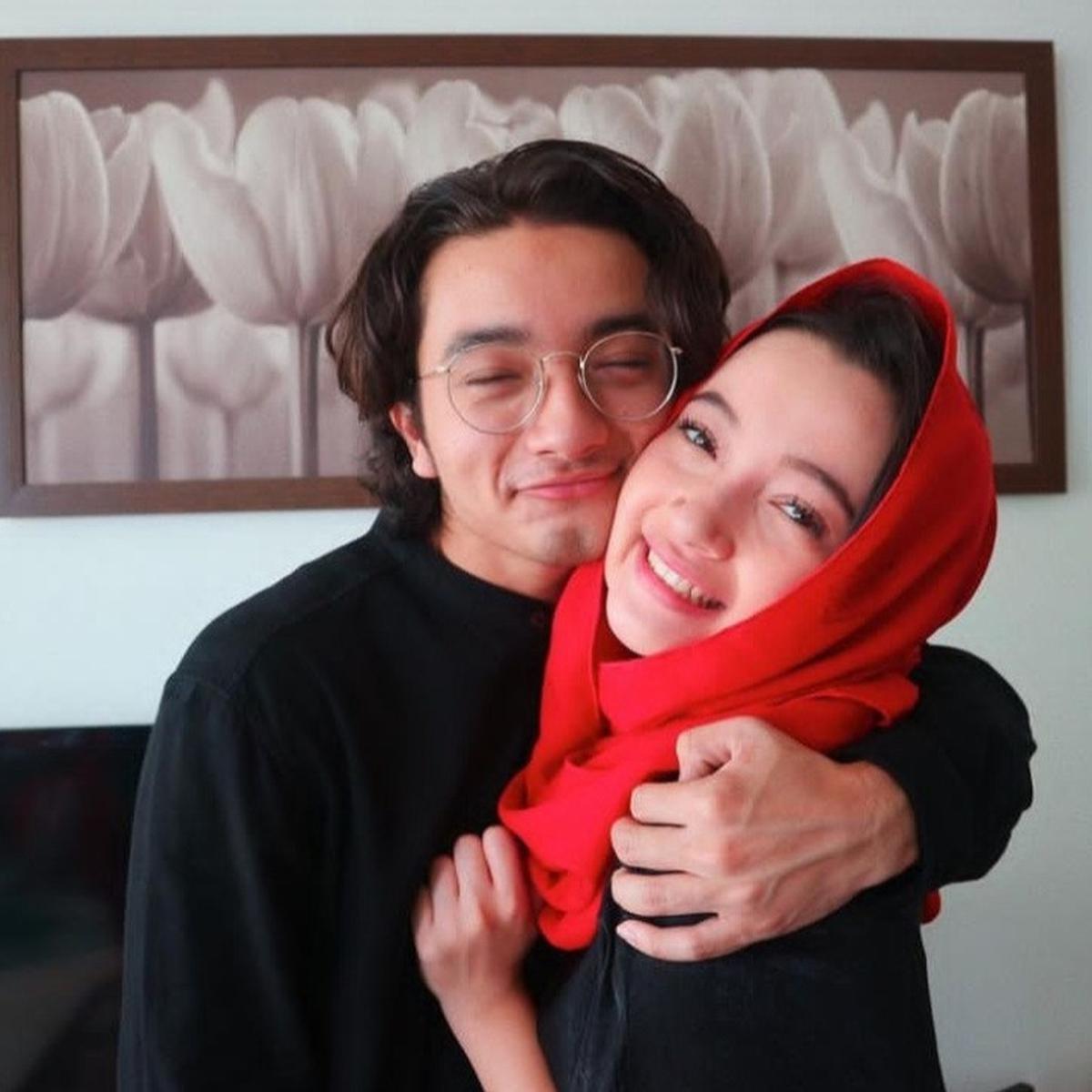 Potret Megan Domani Pakai Kerudung, Selalu Lengket dengan ...