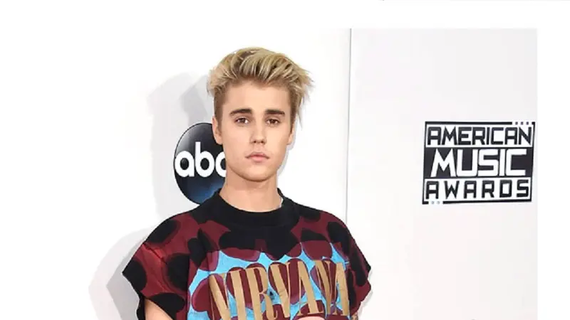 Justin Bieber kenakan kaos Nirvana saat menghadiri American Music Awards 2015 (usmagazine.com)