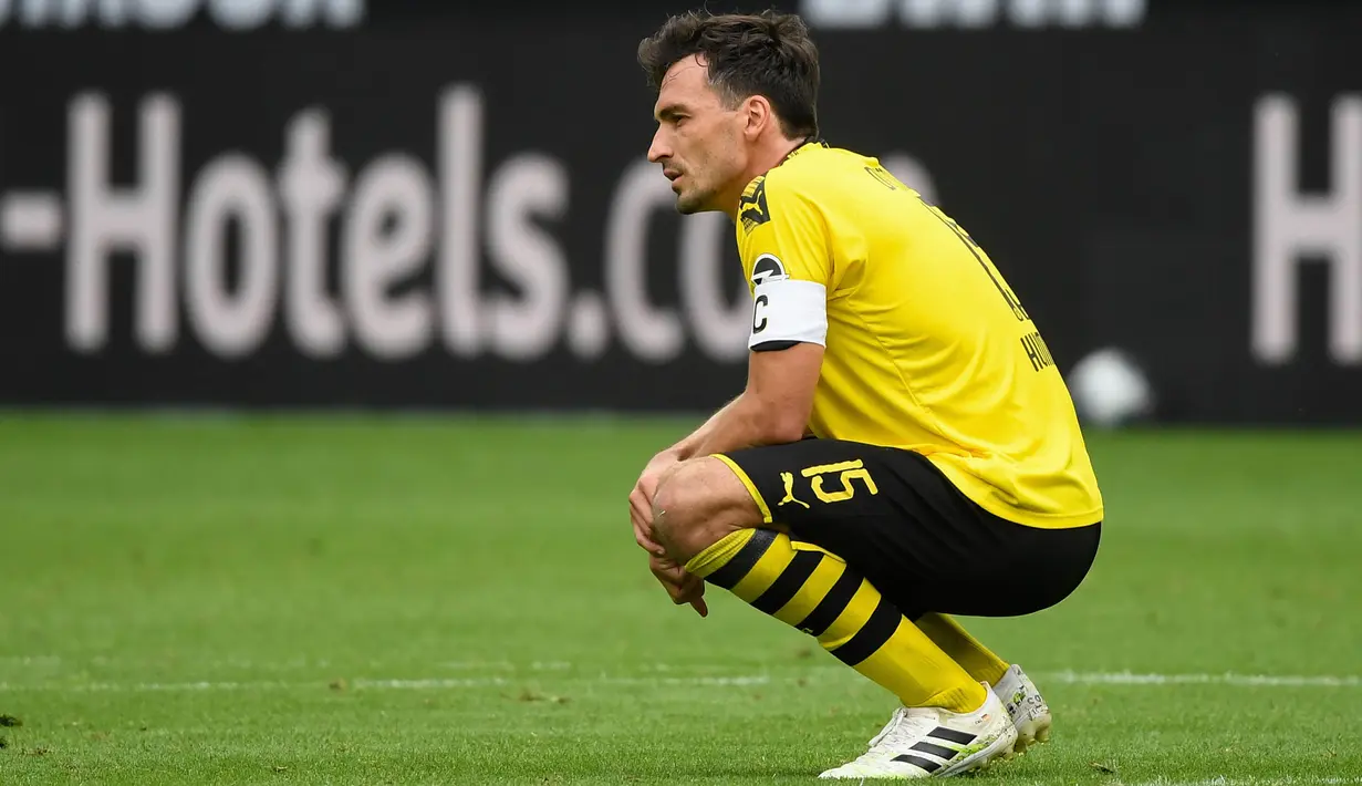 Bek Borussia Dortmund, Mats Hummels, tampak lesu usai ditaklukkan Hoffenheim pada laga Bundesliga di Stadion Signal-Iduna-Park, Sabtu (27/6/2020). Dortmund takluk 4-0 dari Hoffenheim. (AFP/Ina Fassbender)