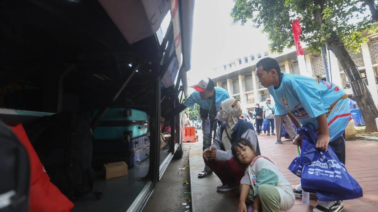 FOTO: Ribuan Pemudik Berangkat dari Masjid Istiqlal Melalui Program Mudik Gratis