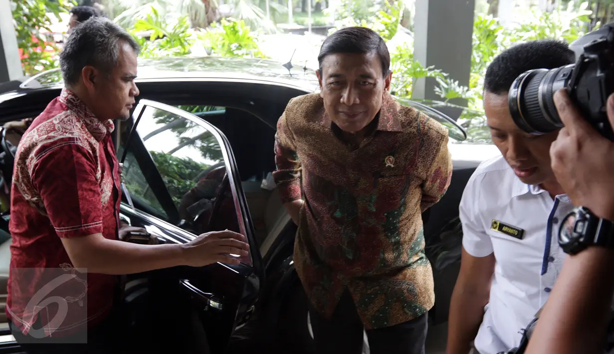 Menko Polhukam Wiranto saat tiba di Gedung MUI, Jakarta Rabu (18/1). Kedatangan Wiranto untuk bertemu dengan Dewan Pertimbangan MUI. (Liputan6.com/Johan Tallo