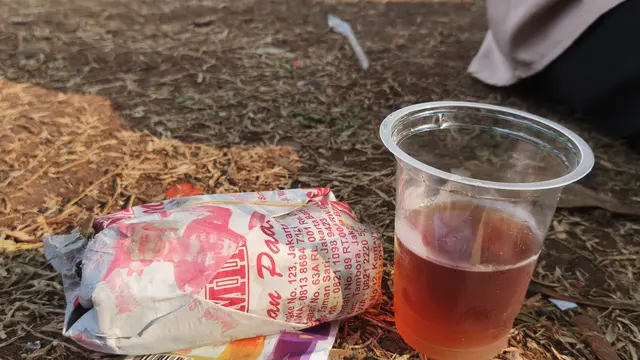 Bobon Santoso Bagi-Bagi 2.000 Nasi Bungkus di Demo DPR