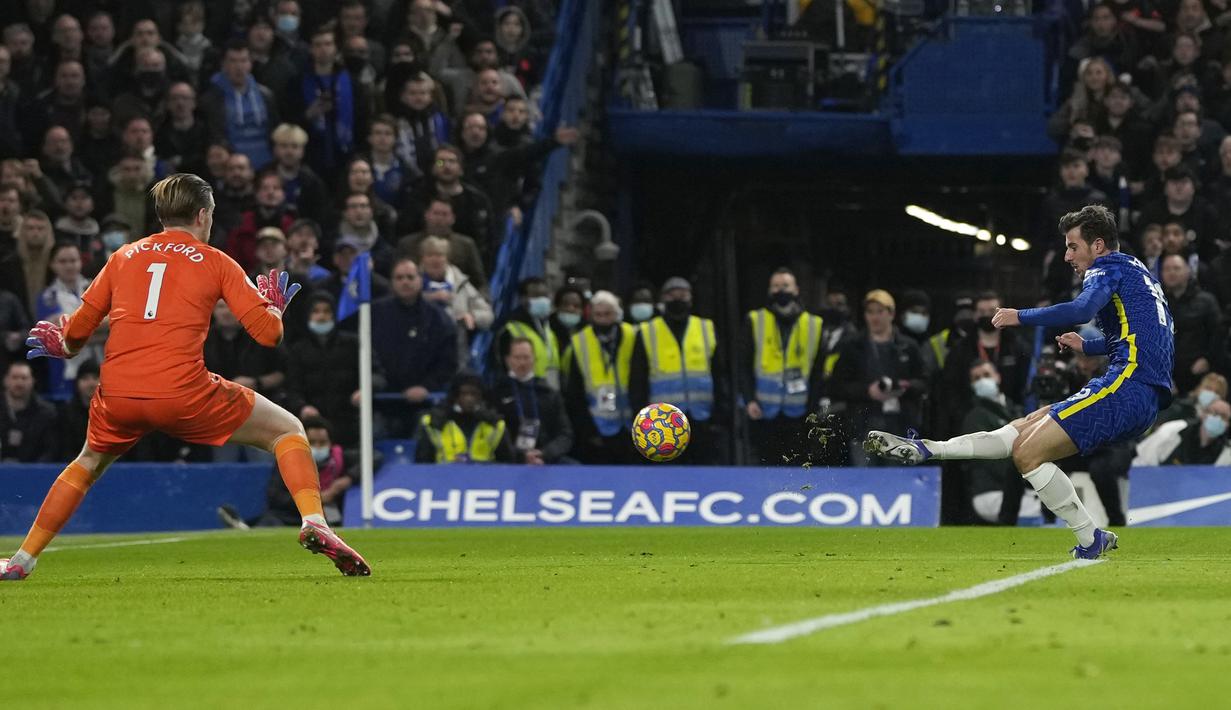 Chelsea baru mampu menaklukkan ketangguhan Jordan Pickford di babak kedua pada menit ke-70. Tembakan Mason Mount dari jarak sempit usai menerima umpan Reece James gagal diantisipasi Jordan Pickford. Chelsea pun memimpin 1-0. (AP/Alastair Grant)