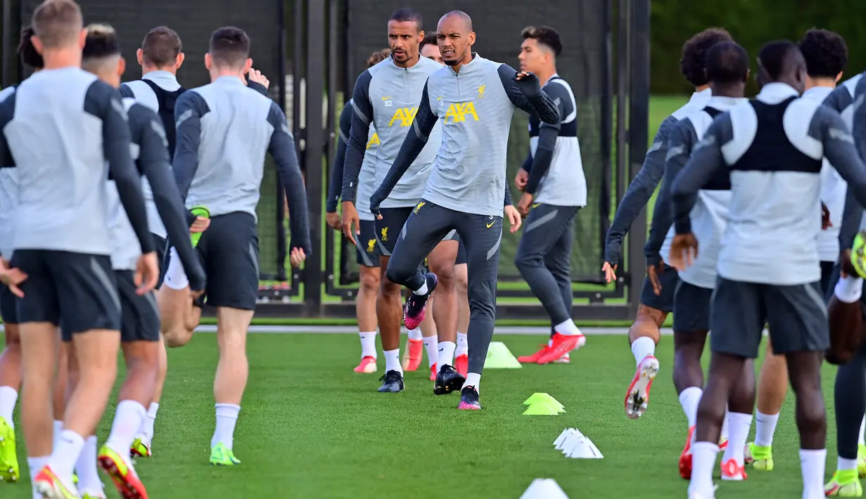 Para pemain Liverpool melakukan pemanasan selama sesi latihan di pusat pelatihan Axa di Kirkby, Liverpool, Inggris (27/9/2021). Liverpool akan bertanding melawan Porto pada grup B Liga Champions di Estadio do Dragao. (AFP/Paul Ellis)