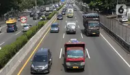 Sejumlah truk melintas di jalan tol di kawasan Jakarta, Senin (19/12/2022). Pemerintah akan membatasi pergerakan angkutan barang bagi truk-truk besar baik yang melewati jalan tol atau jalan arteri pada masa libur Natal 2022 dan Tahun Baru 2023 (Nataru). (Liputan6.com/Angga Yuniar)