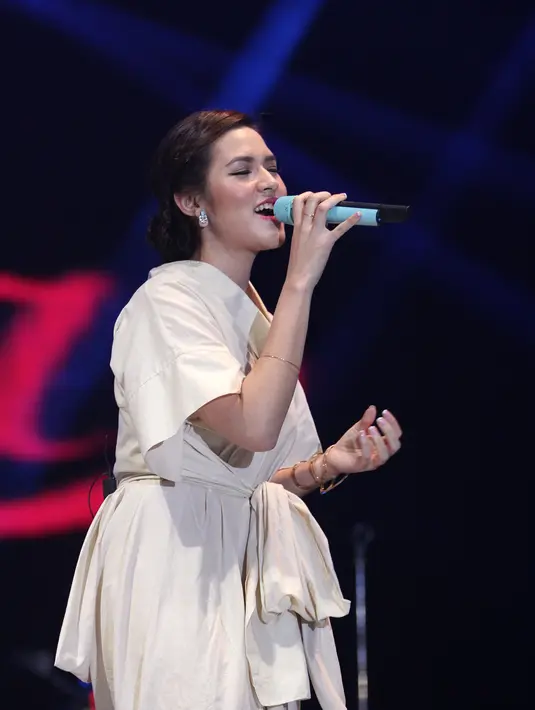 Raisa saat tampil di Jakarta Fair 2015. (Foto: Fathan Rangkuti/Bintang.com)