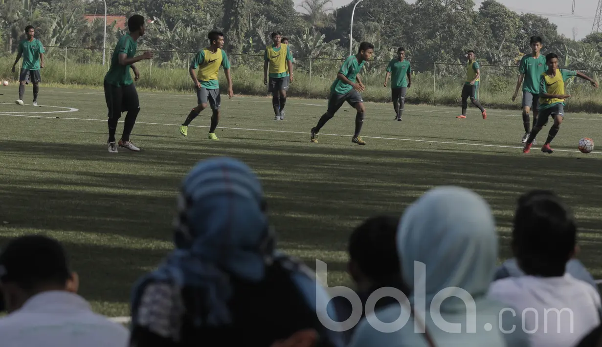 Pemain seleksi Timnas Indonesia U-16 melakukan latihan disaksikan orang tua mereka. Setelah pengumuman hasil seleksi Timnas akan dilakukan pemusatan latihan pada 4 April 2017. (Bola.com/M Iqbal Ichsan)