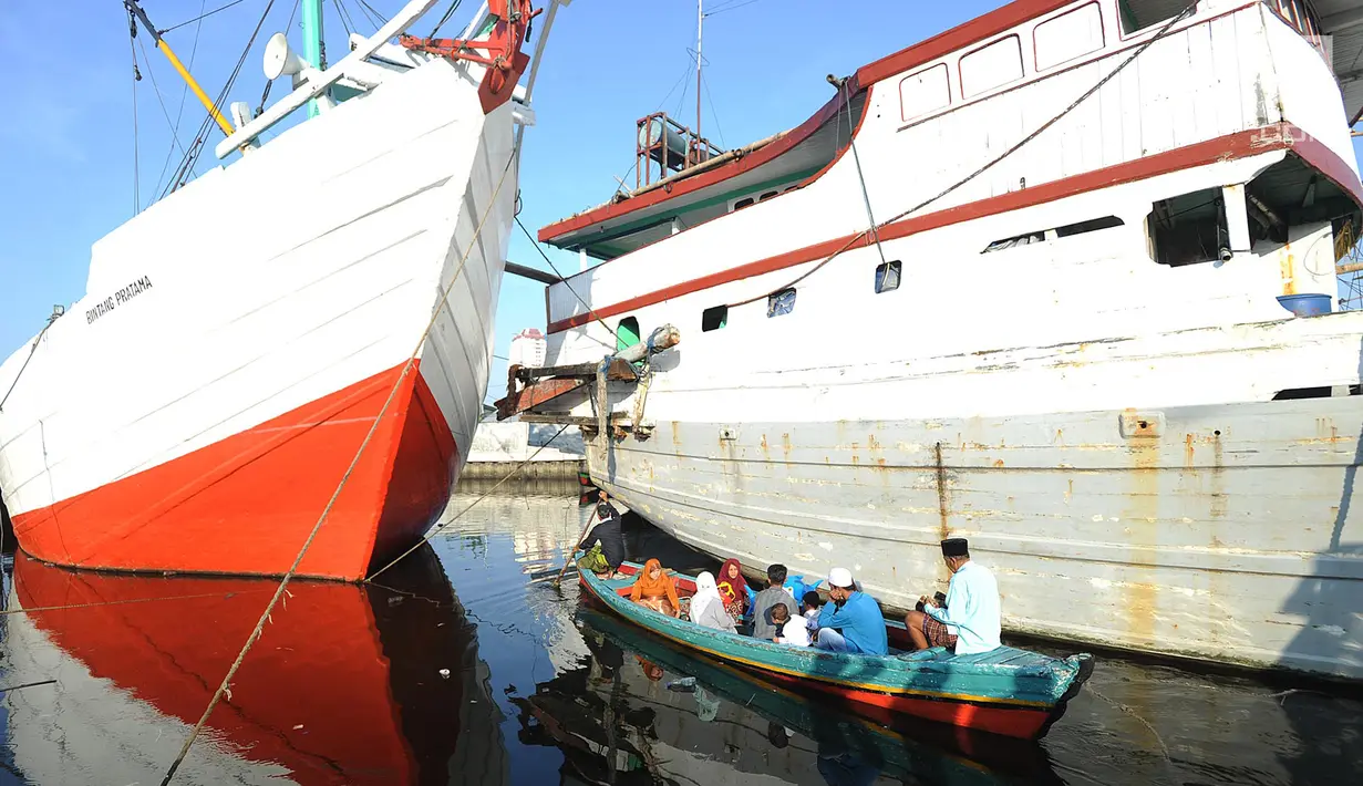 Umat muslim menaiki perahu usai melaksanakan salat Idul Fitri di kawasan Pelabuhan Sunda Kelapa, Jakarta, Rabu (5/6/2019). Umat muslim seluruh Indonesia merayakan Hari Raya Idul Fitri 1440 Hijriah setelah sebelumnya melaksanakan puasa Ramadan selama sebulan penuh. (merdeka.com/Arie Basuki)