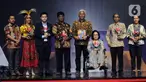Chief Content Officer (COO) Kapanlagi Youniverse Wens Manggut (kiri) bersama perwakilan Kementerian Koordinator Bidang Pembangunan Manusia dan Kebudayaan (keempat kanan) foto bersama para peraih penghargaan Sosok Inspiratif untuk Indonesia pada acara Merdeka Awards 2023 di SCTV Tower, Jakarta, Rabu (30/8/2023). (merdeka.com/Imam Buhori)