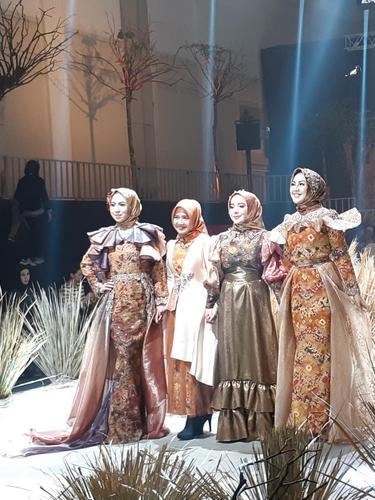 Koleksi Gaun Jumputan Palembang Dengan Keindahan Warna Musim Gugur Fashion Fimela Com