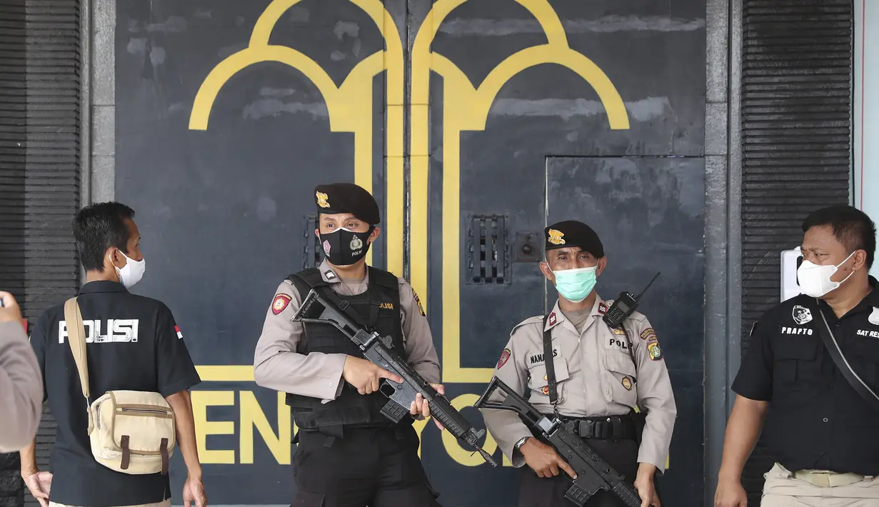 Petugas kepolisian berjaga di pintu masuk utama Lapas Kelas I Tangerang, Banten, Rabu (8/9/2021). Kebakaran Lapas Kelas I Tangerang yang terjadi pada pukul 02.00 dinihari tadi di blok C2 menyebabkan 41 orang tewas, 8 orang luka berat, dan 72 luka ringan.  (AP Photo/Tatan Syuflana)