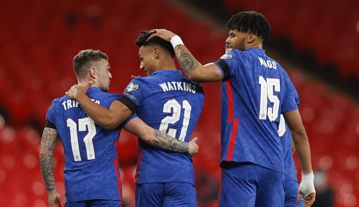 Striker Inggris, Ollie Watkins (tengah) merayakan gol kelima Inggris yang dibuatnya ke gawang San Marino dalam laga Kualifikasi Piala Dunia 2022 Zona Eropa Grup I di Wembley Stadium, London, Kamis (25/3/2021). Inggris menang 5-0 atas San Marino. (AP/Adrian Dennis/Pool)