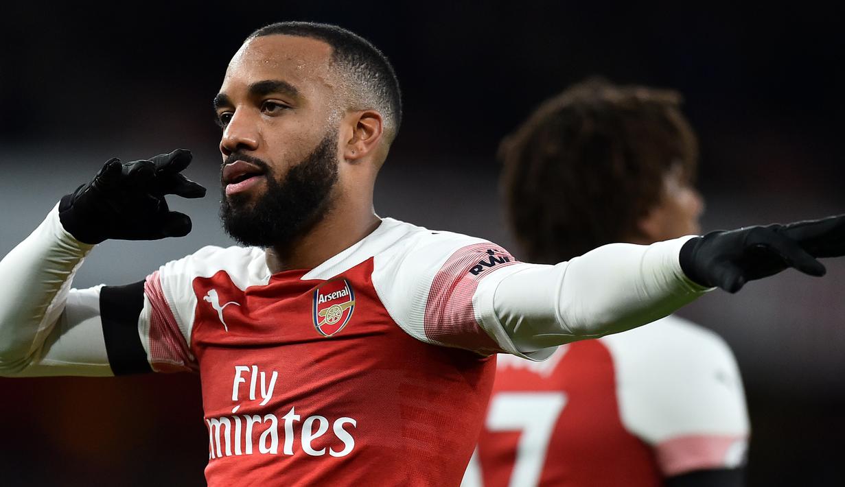 Striker Arsenal, Alexandre Lacazette, merayakan gol yang dicetaknya ke gawang Fulham pada laga Premier League di Stadion Emirates, London, Selasa (1/1). Arsenal menang 5-1 atas Fulham. (AFP/Glyn Kirk)