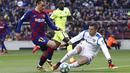 Penyerang Barcelona, Antoine Griezmann, berusaha melewati kiper Getafe, David Soria, pada laga La Liga di Stadion Camp Nou, Sabtu (15/2/2020). Barcelona menang 2-1 atas Getafe. (AP/G.Garin)