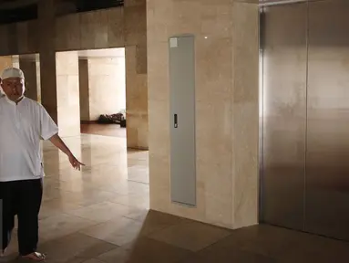 Dua orang pria menunjukan lift khusus yang akan digunakan Raja Arab Saudi ketujuh Salman bin Abdul Aziz al-Saud di Masjid Istiqlal, Jakarta, Minggu (26/2). (Liputan6.com/Immanuel Antonius)
