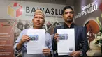 Dahlan Pido (kiri) menunjukkan bukti jelang membuat pengaduan pelanggaran Pemilu di Gedung Bawaslu, Jakarta, Kamis (18/10). Mereka melaporkan dugaan pelanggaran pemilu oleh menteri Luhut Binsar Pandjaitan dan Sri Mulyani. (Liputan6.com/Helmi Fithriansyah)