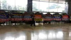 Gedung Nusantara II hari ini dipenuhi karangan bunga, Semuanya mengucapkan selamat ulang tahun kepada Wakil Ketua MPR Oesman Sapta