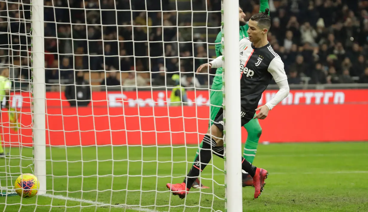 Pemain Juventus Cristiano Ronaldo melakukan selebrasi usai mencetak gol penalti ke gawang AC Milan  pada pertandingan Coppa Italia di Stadion San Siro, Milan, Italia, Kamis (13/2/2020). Pertandingan berakhir 1-1. (AP Photo/Luca Bruno)