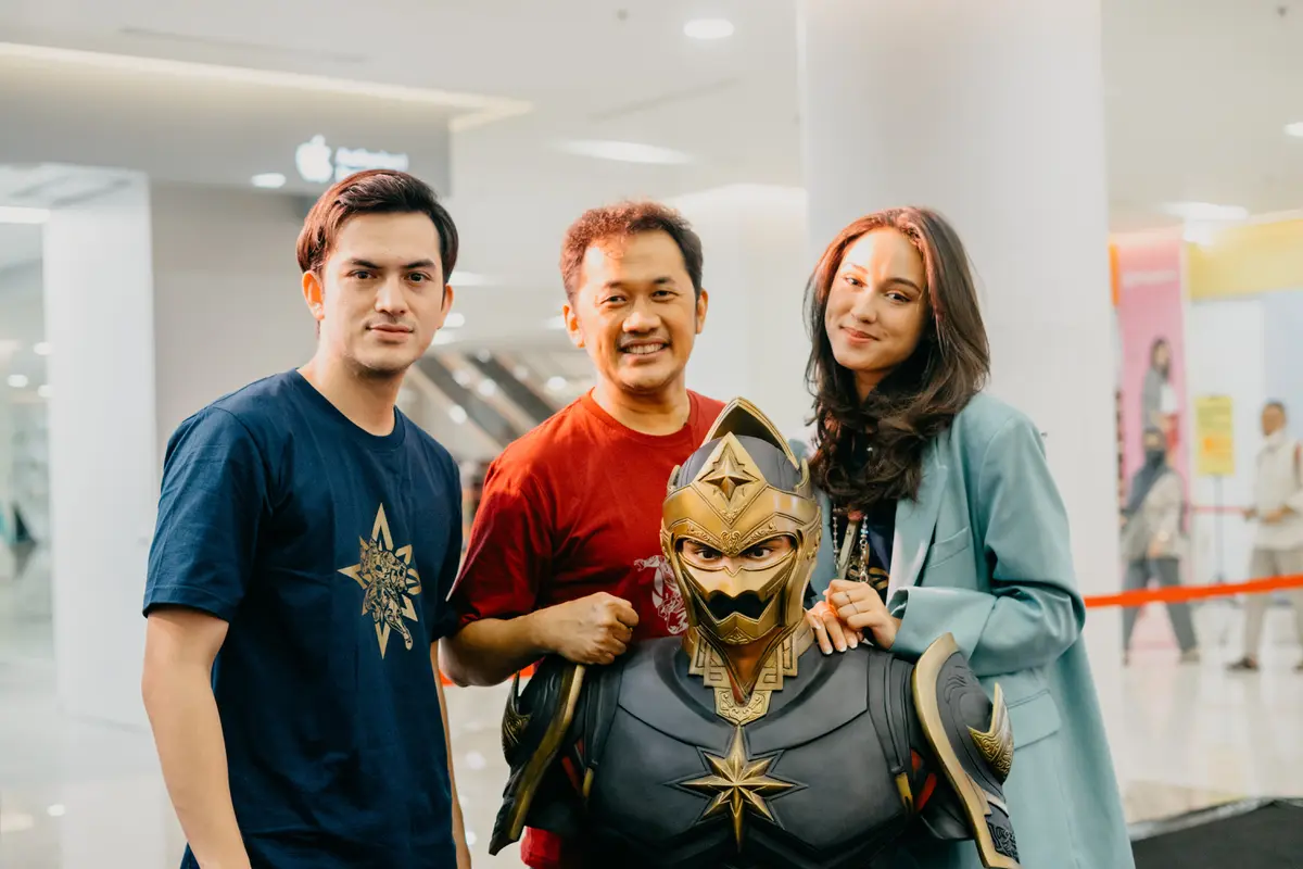 [Fimela] Hanung Bramantyo bersama cast film Satria Dewa: Gatotkaca