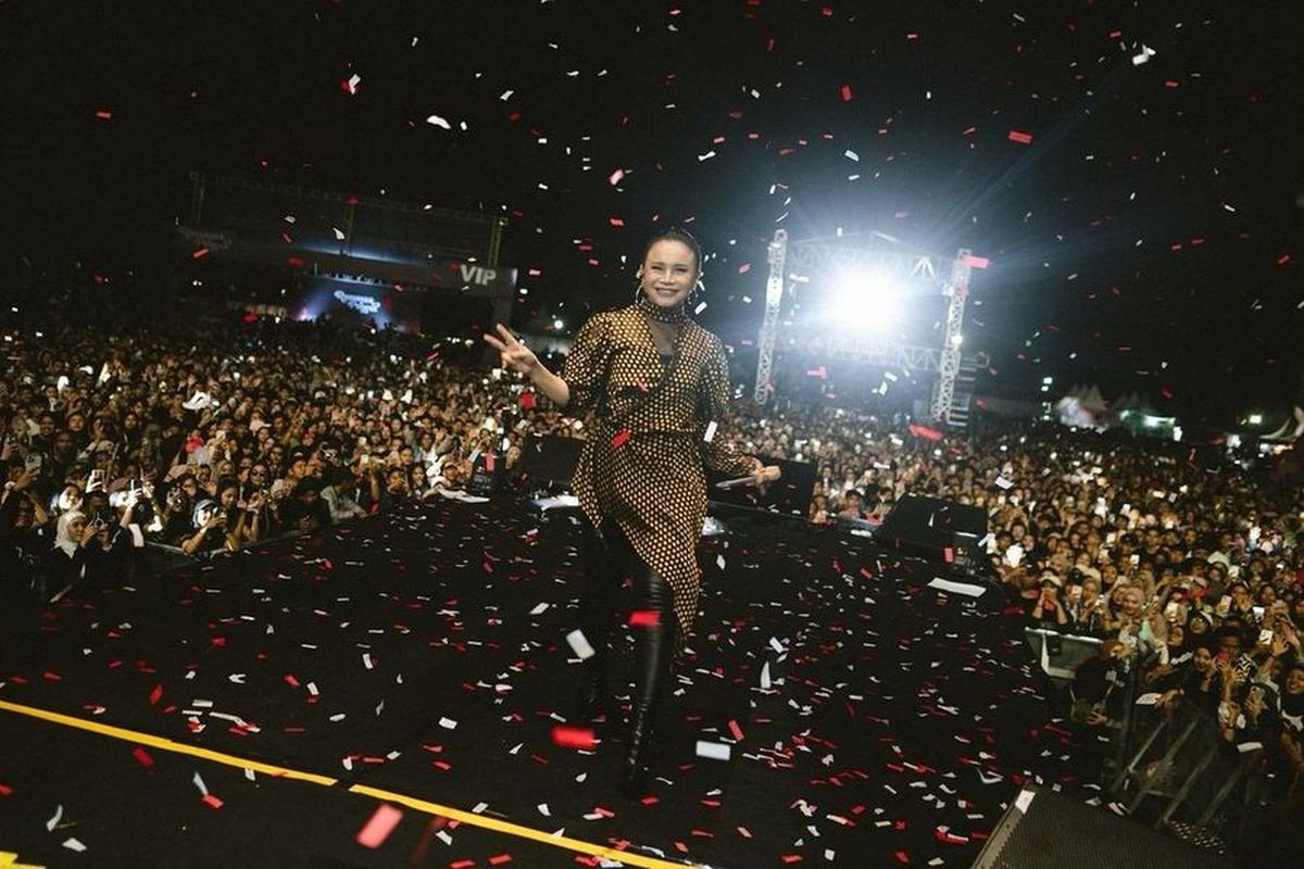 Trailer film ini diunggah oleh Prilly Latuconsina tepat sehari sebelum ulang tahun Rossa, menampilkan Rossa yang akhirnya blak-blakan tentang hubungannya saat ini dengan mantan suaminya.<br>