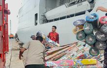 FOTO: KRI Semarang Angkut Bantuan untuk Korban Bencana di Sumatera
