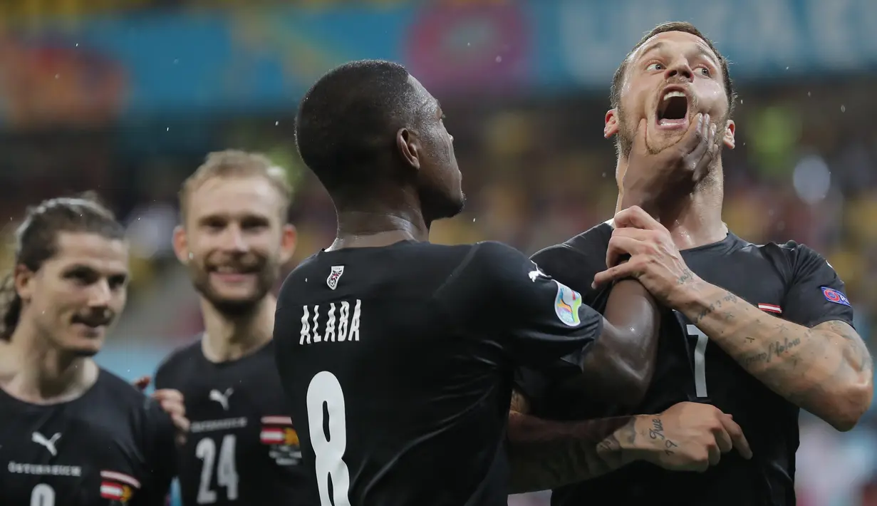 Selebrasi Marko Arnautovic ini disadari para pemain Austria. David Alaba, sang kapten tim menghampirinya sambil mencoba membungkam mulut Marko Arnautovic. (Foto: AP/Pool/Robert Ghement)