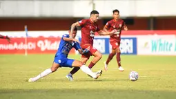 PSIS dan Borneo FC sama-sama bermain terbuka sejak awal babak pertama dimulai. Jual beli serangan pun tak terelakan. Meski demikian, babak pertama pada laga ini berakhir tanpa gol. (Bola.com/Nandang Permana)