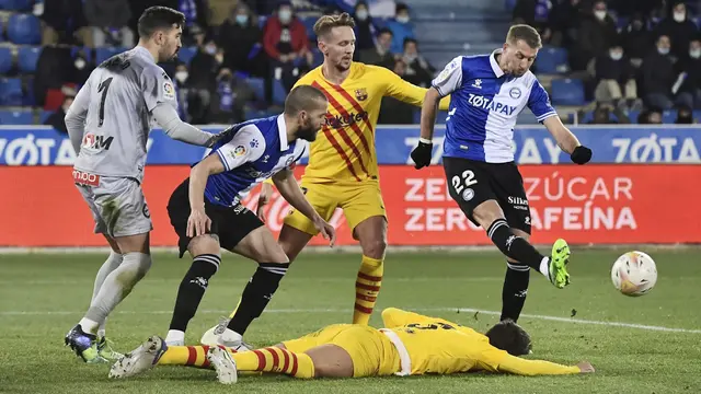 Foto: Gol Semata Wayang Frenkie de Jong Bawa Barcelona Menang Atas Deportivo Alaves di Liga Spanyol