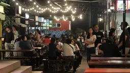 Pengunjung menikmati makanan di Food Street di Pulau D reklamasi atau Pantai Maju, Jakarta, Selasa (29/1). Food Street yang buka akhir tahun 2018 ini cukup diminati lantaran setiap malam ramai oleh masyarakat yang berkunjung (Merdeka.com/Iqbal S. Nugroho)