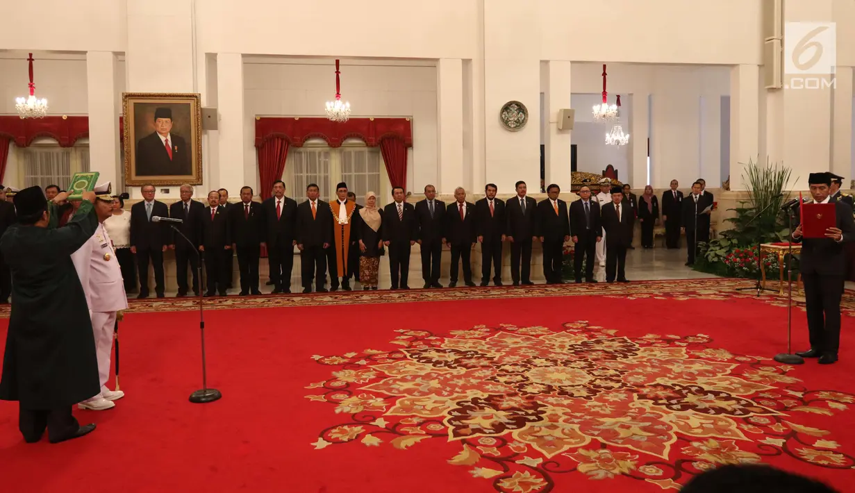 Pejabat baru KSAL Laksdya TNI Siwi Sukma Adji melakukan sumpah jabatan ketika pelantikan oleh Presiden Joko Widodo di Istana Negara, Jakarta, Rabu (23/5). Siwi dilantik menjadi KSAL menggantikan Laksamana TNI Ade Supandi. (Liputan6.com/Angga Yuniar)