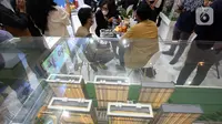 Pengunjung mendapat penjelasan mengenai hunian saat pameran Indonesia Properti Expo di Jakarta Convention Centre, Jakarta, Minggu (15/5/2022). Indonesia Property Expo atau IPEX 2022 dilaksanakan pada 15 hingga 22 Mei mendatang. Pameran tersebut melibatkan  41 developer/pengembang yang terdiri dari 11 pengembang subsidi dan 30 pengembang non subsidi. (Liputan6.com/Johan Tallo)