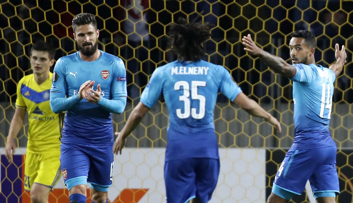 Para pemain Arsenal merayakan gol yang dicetak oleh Theo Walcott, pada laga Liga Europa di Stadion Borisov, Kamis (28/9/2017). Arsenal menang 4-2 atas BATE Borisov. (AP/Sergei Grits)