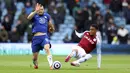 Pemain Chelsea, Mateo Kovacic, berusaha melewati pemain Aston Villa, Ezri Konsa, pada laga Liga Inggris di Stadion Villa Park, Minggu (23/5/2021). Chelsea tumbang dengan skor 2-1. (Richard Heathcote/Pool via AP)