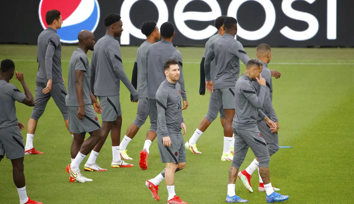 Penyerang PSG, Lionel Messi (tengah) bersama rekan-rekannya tiba mengikuti sesi latihan tim di Stadion Jan Breydel di Bruges, Belgia, Selasa (14/9/2021). PSG akan melawan Club Brugge pada Grup A Liga Champions di Stadion Jan Breydel. (AP Photo/Olivier Matthys)