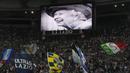 Tak hanya pertandingan yang melibatkan klub Liga Inggris, laga SS Lazio kontra Feyenoord di Liga Europa juga menampilkan gambar Ratu Elizabeth II pada 'big screen' stadion mereka sebagai duka atas meninggalnya sang ratu. (AP/Andrew Medichini)