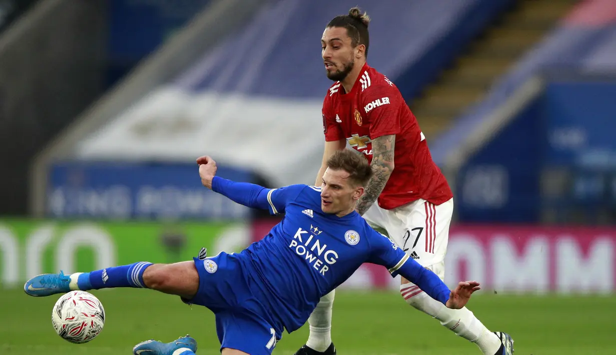 Gelandang Leicester City, Marc Albrighton (kiri) berebut bola dengan bek Manchester United, Alex Telles dalam laga perempatfinal Piala FA 2020/2021 di King Power Stadium, Minggu (21/3/2021). Leicester menang 3-1 atas Manchester United. (AP/Ian Walton/Pool)