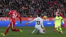 Striker Barcelona, Lionel Messi, menendang bola saat melawan Girona pada laga La Liga di Stadion Montilivi, Minggu (27/1). Barcelona menang 2-0 atas Girona. (AP/Manu Fernandez)