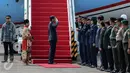 Presiden Jokowi didampingi Ibu Negara Iriana memberi hormat kepada kru pesawat Kepresidenan setibanya dari Paris di Bandara Halim Perdanakusuma, Jakarta Timur, Rabu (2/12) pagi. (Liputan6.com/Faizal Fanani)