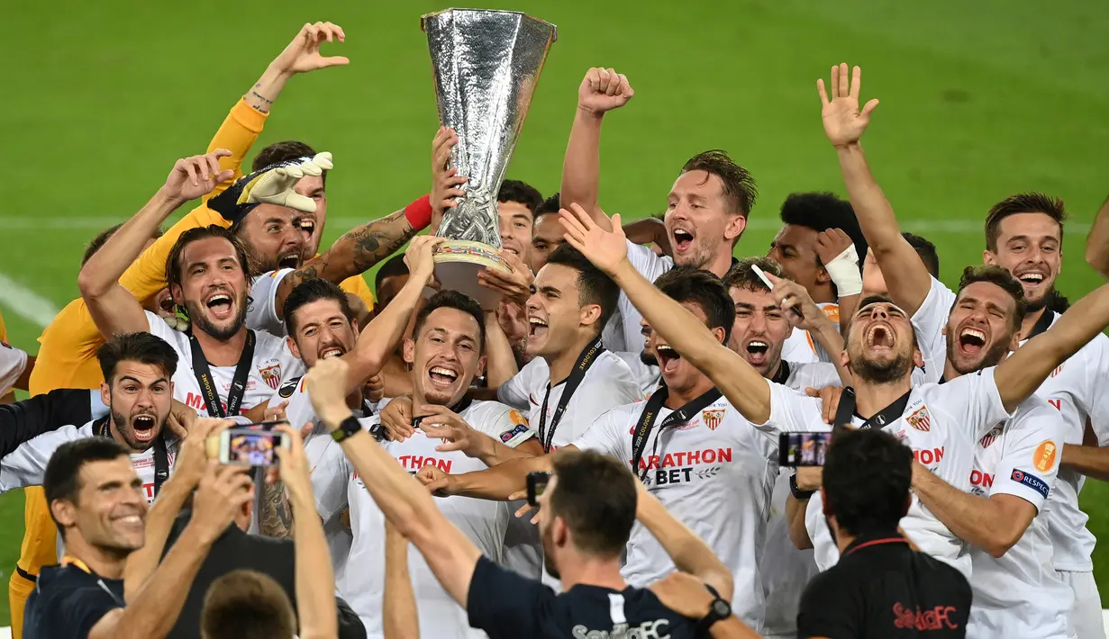 Pemain Sevilla merayakan gelar juara Liga Europa 2019/2020 di Stadion RheinEenergie, Sabtu (22/8/2020) dini hari WIB. Sevilla raih gelar juara Liga Europa 2019/2020 usai mengalahkan Inter Milan dengan skor 3-2. (AFP/Ina Fassbender/pool)